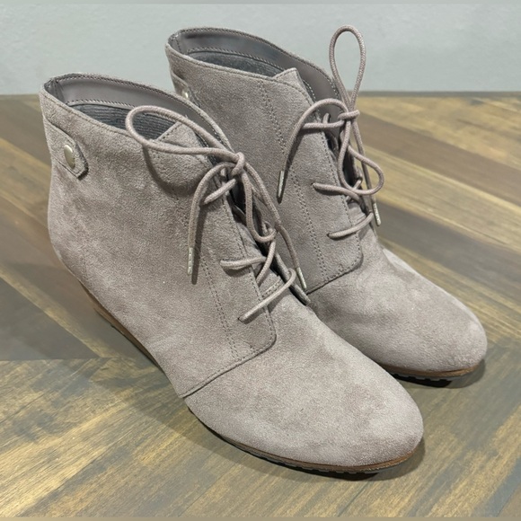 Dr. Scholl's Conquer Taupe Grey Wedge Ankle Boot Women's Sz 9.5M Be Energized - Picture 1 of 10